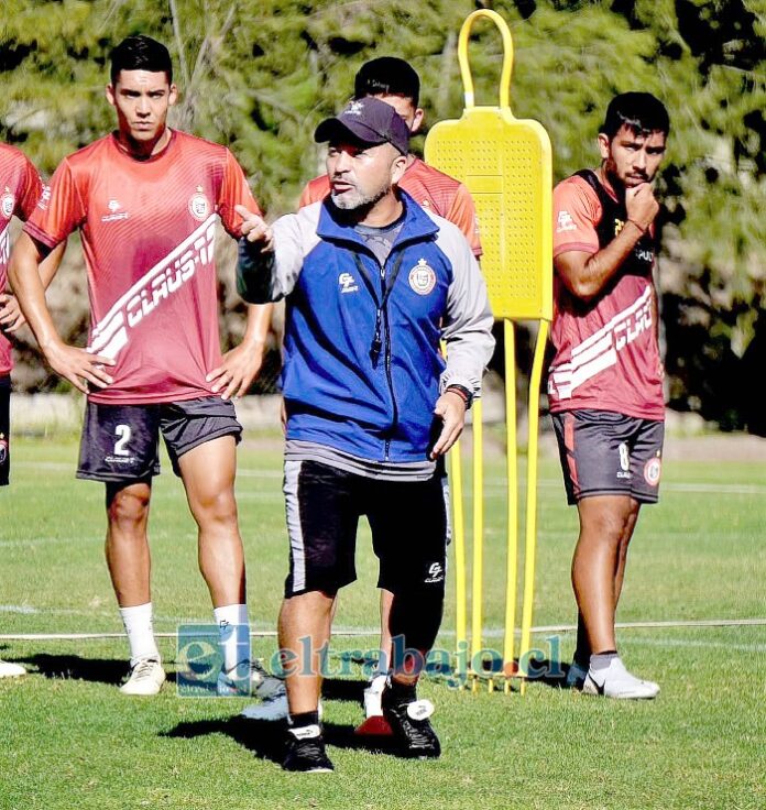 El entrenador Orellana dando instrucciones a los jugadores.