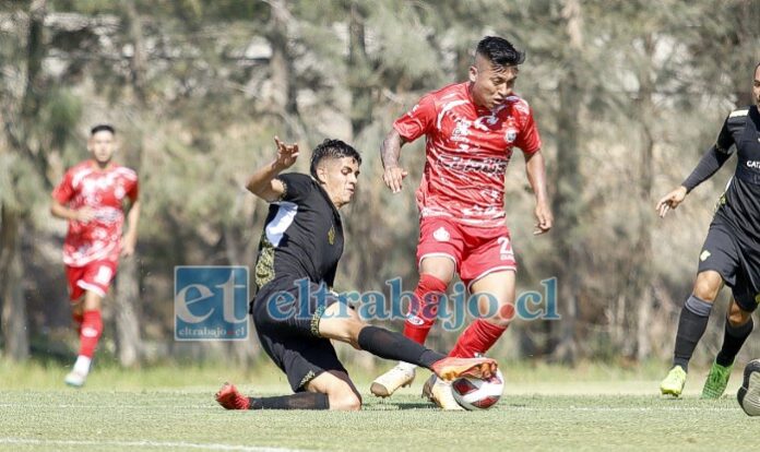 Gonzalo Jara intenta pasar ante la férrea marca de un jugador rival.