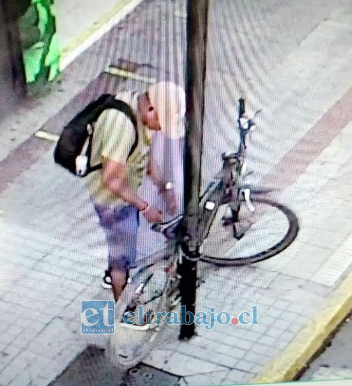 Esta foto ya se ha hecho conocida, cuando le robó la bicicleta eléctrica a un adulto mayor.