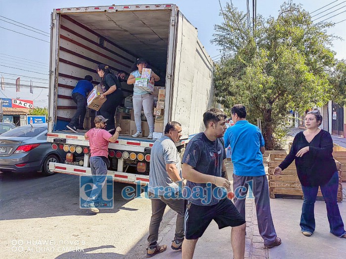 Pasadas las 11:00 de la mañana comenzó el viaje del camión con la ayuda recolectada en San Felipe. 