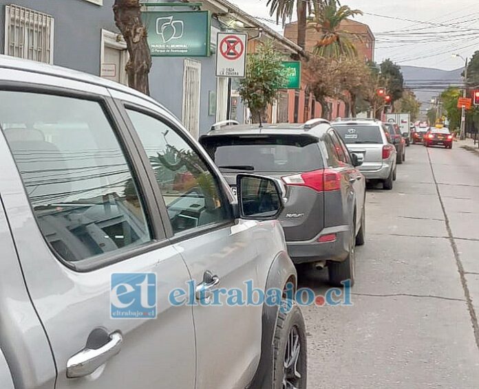 Una de las principales situaciones que aqueja a la locomoción colectiva, tiene que ver con vehículos estacionados donde está prohibido, precisamente en arterias donde transitan en el damero central. Fotografía de calle Portus.