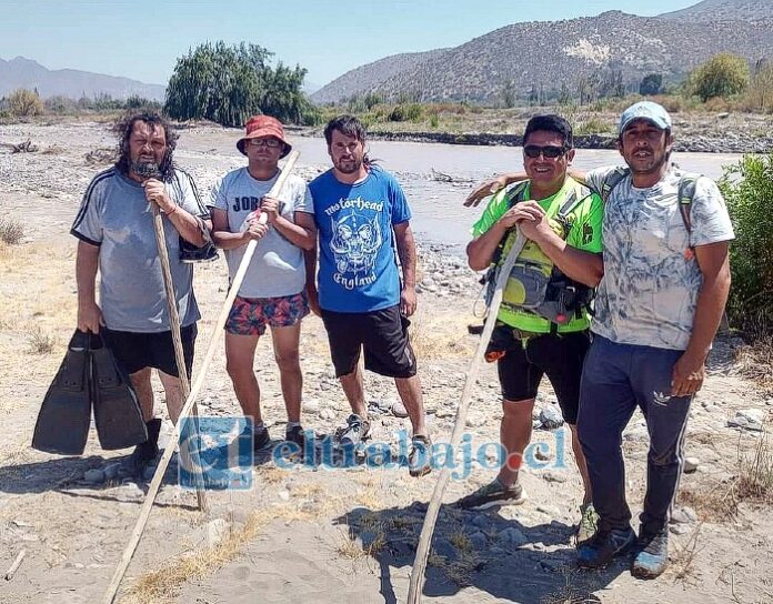 Acá vemos a los buzos héroes acompañados de integrantes de otro grupo que también cooperó este día sábado en la búsqueda de Michelle. (Foto Pablo Garcés Briceño)