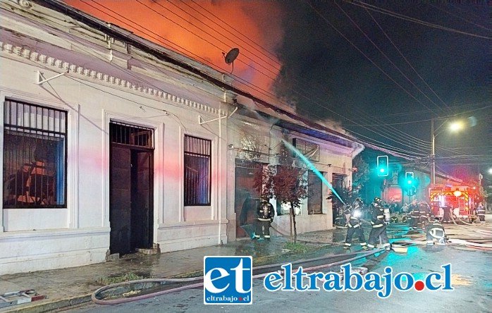 Bomberos de San Felipe trabajando arduamente en el control del incendio por calle Traslaviña. Sólo en esta calle se vieron afectados al menos tres locales. 