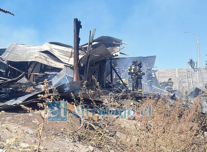 El fuego consumió rápidamente las dos viviendas, dejando a seis familias damnificadas.