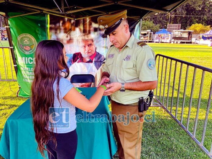 Tal como ya se realizó en la comuna de Panquehue, stand de la Oficina de Integración Comunitaria de Carabineros entregará pulseras verdes a los niños, con el fin de que estén identificados y así evitar que se extravíen.