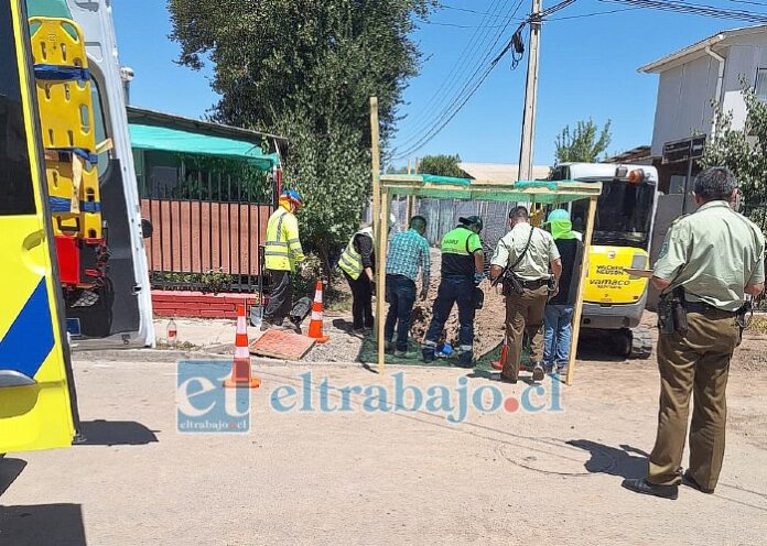 Personal del SAMU y Carabineros en el lugar del accidente.