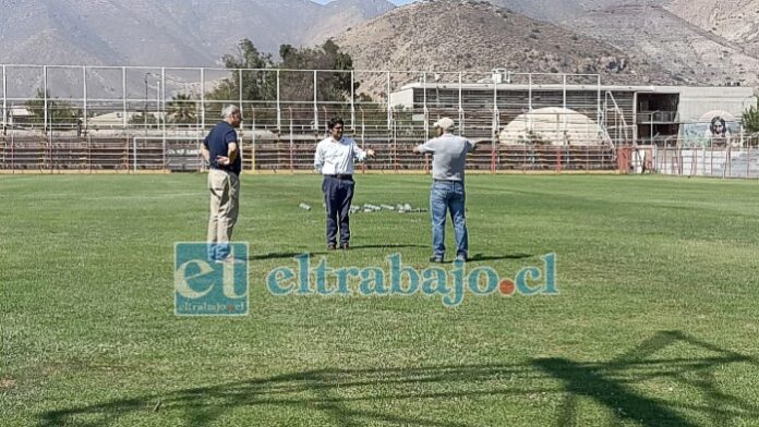 A falta de tres semanas para el estreno de local del ‘Uní Uní’, la recuperación se centra en fertilización nitrogenada y verticorte.