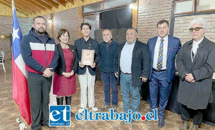 rotarios Francisco Díaz junto a las autoridades sanfelipeñas en agosto del año pasado. En la ocasión se le entregó al joven el galvano para que lo llevara a Austria.