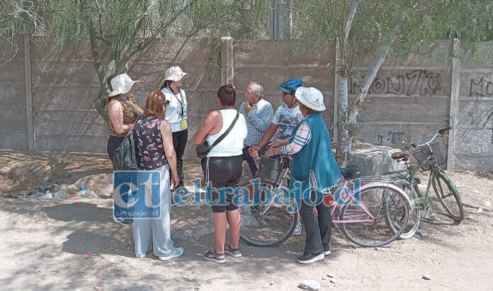 Vecinos durante la reunión con funcionarias de la Dipma, afuera de la planta de riles.