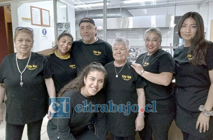 La ‘familia’ del Edy Luy junto a Luis Salazar, esperando dispuestos a atenderlos en su nueva dirección, Salinas 1321 pasado calle Merced.