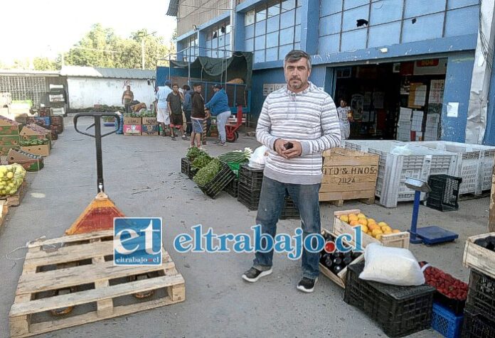 Eugenio Galleguillos Varas, uno de los comerciantes mayoristas ocasionales que se instaló afuera de la Feria Central.