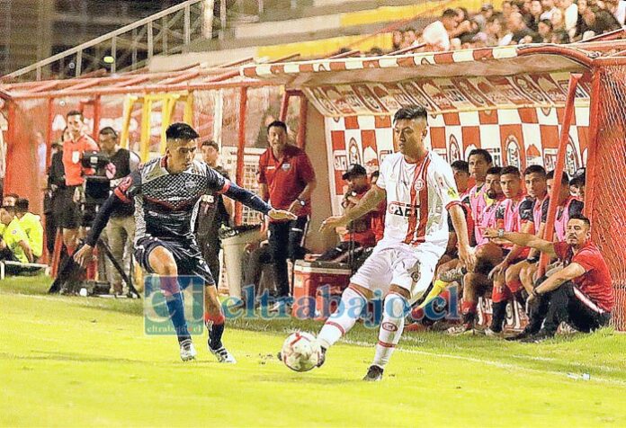 Gonzalo Jara intenta controlar y pasar ante la oposición de un rival. (Foto: ANFP)