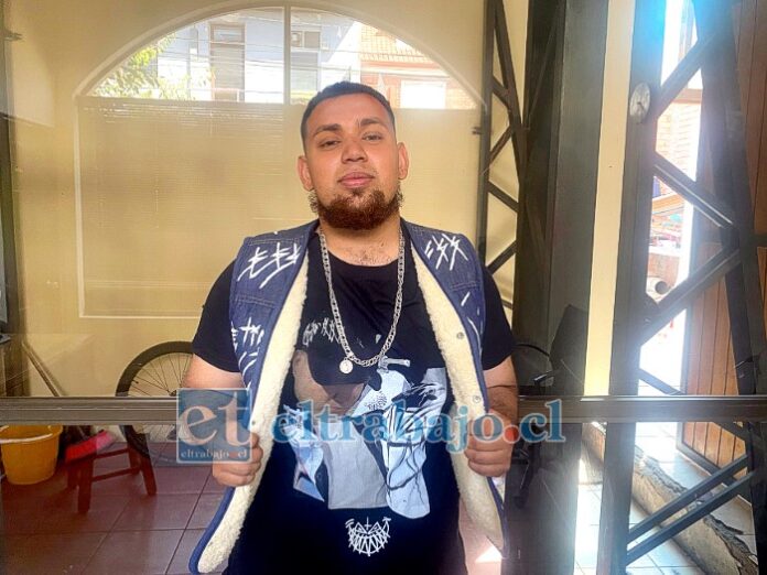 Samuel Nieto, creador de ‘Killest’, posando con la polera de su primera colección, inspirada en su mejor amigo Benjamín.