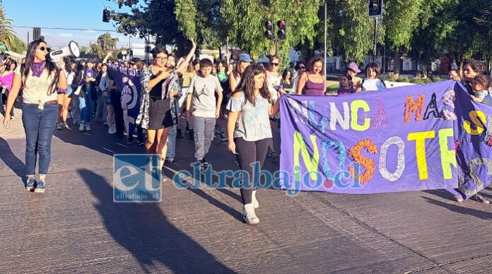 La marcha comenzó desde la calle Santo Domingo hasta la terraza de la Plaza de Armas, atravesando con pañuelos morados, letreros y cánticos el centro de la ciudad.