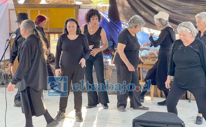 Los trece miembros del Colectivo Arte y Memoria A Largo Plazo se reúnen a ensayar todas las semanas en el Centro Cultural Profesor Bernardo Parra Leiva. En la imagen: Arnol, Dania, Ester, Graciela, María Eugenia, Myriam, Norma, Patricia, Rosa, Agustina, Sergio, Margot, Jessica.