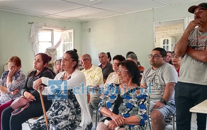 Reunión de vecinos de Algarrobal con la UNCO y Chilquinta.