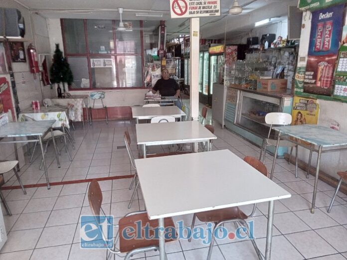 Absalón, don ‘Chalo’, como se le conoce, solo en su local. Antes del cambio de sentido de las calles atendía a bastante público, y ahora así está un día cualquiera en la tarde.