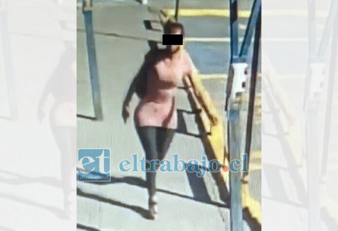 En esta imagen, según la afectada, se ve a la persona que la amenazó de muerte frente a su hijo de 3 años porque no le dio dinero. (Imagen cedida por la afectada)