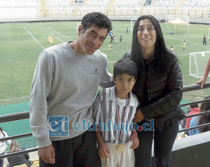 Damián Vergara junto a sus padres en la final de un campeonato del año 2023.