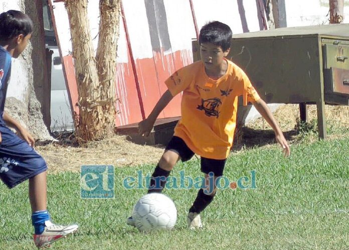 El pequeño jugador revelación dejando lucir su talento en la cancha.