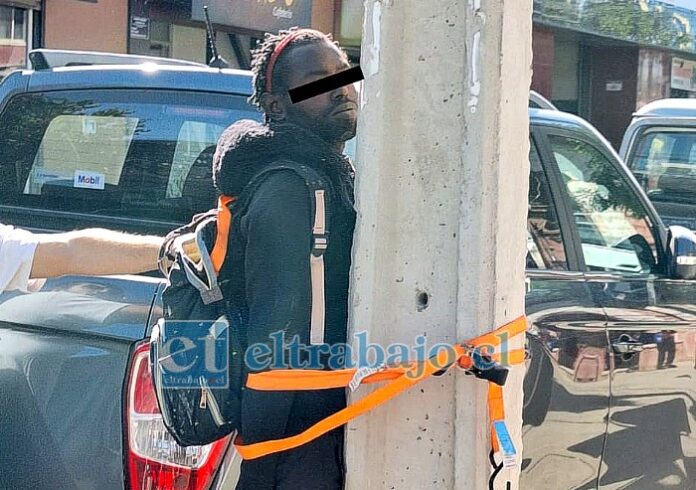 El delincuente extranjero fue atado al poste del alumbrado en espera de la llegada de la policía.