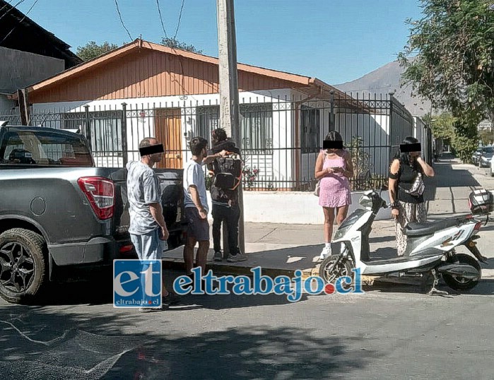 Vecinos y transeúntes de calle Merced con Navarro auxiliaron a una mujer (a la derecha, de negro) que estaba siendo víctima del robo de su motocicleta por parte de un ciudadano extranjero.