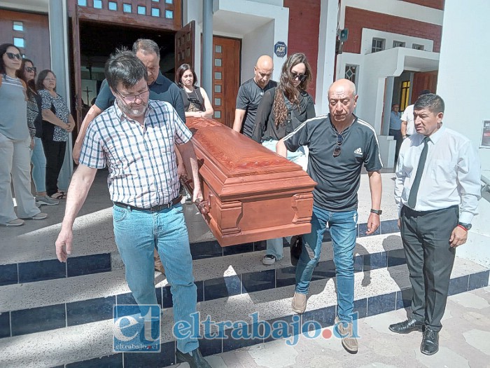 Familiares y cercanos abandonan el templo Andacollo cargando el féretro con los restos de Miguel Juri Ceballos.