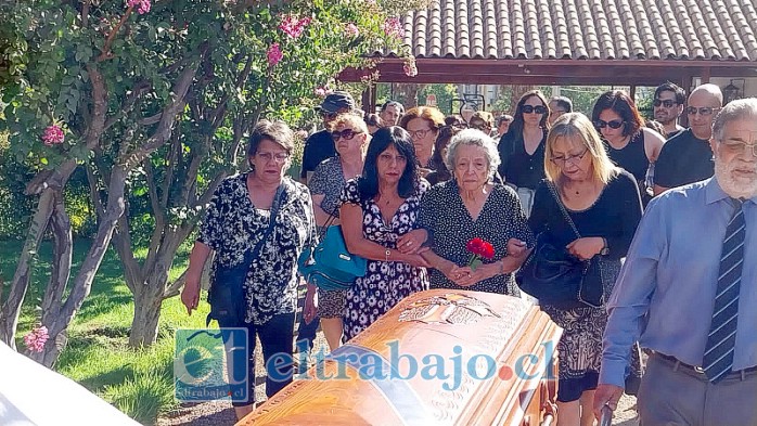 Su madre, hermanas, hijos e hija acompañaron el cuerpo hasta su última morada en el Cementerio Parque El Almendral.