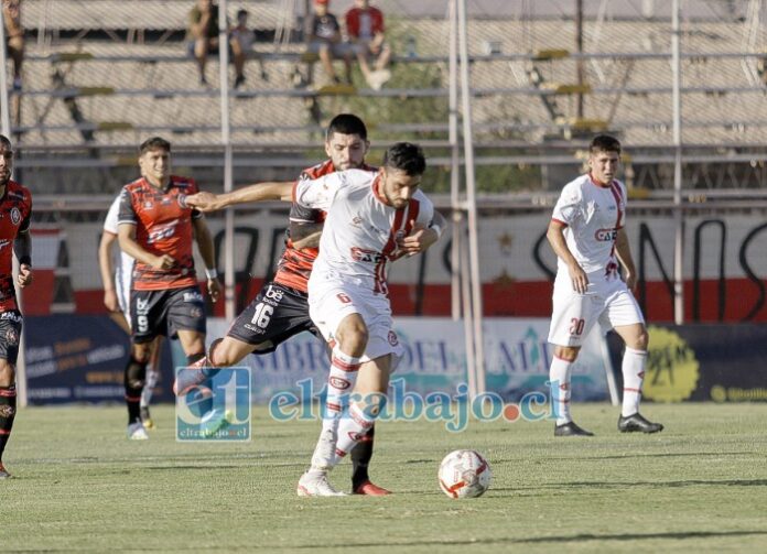 El volante Hugo Herrera trata de escapar de la marca de un jugador limachino.