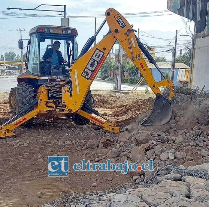 Con maquinaria pesada comenzaron las obras en el sector del puente ‘El Rey’.