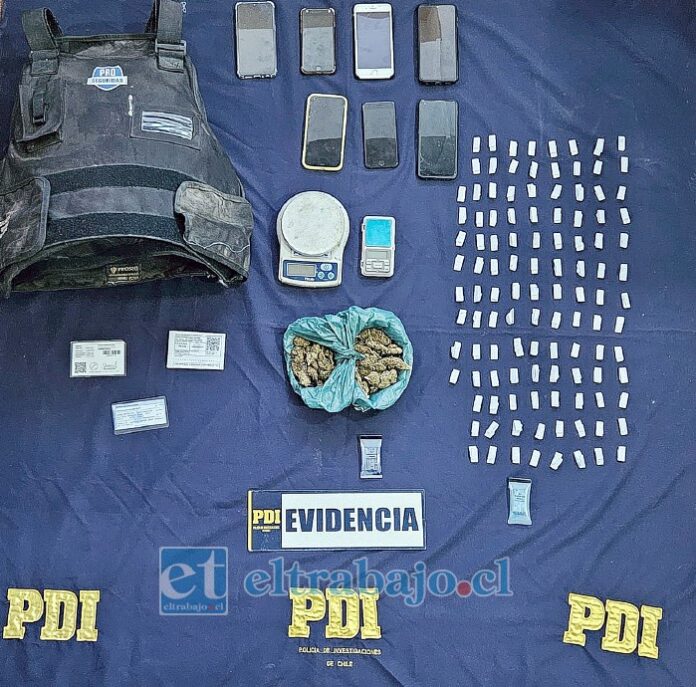 Evidencia incautada en el operativo policial registrados este viernes en la Villa 250 Años. Entre los elementos encontrados se encuentra la marihuana, cocaína, una balanza, diversos celulares y un chaleco antibalas.