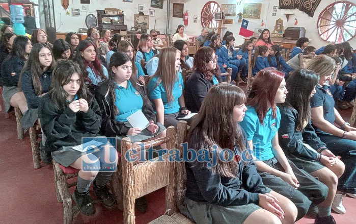 Alumnas del Colegio Asunta Palotta, empapándose de la historia de la señora Sarela Prado (QEPD).
