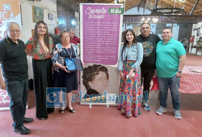 Acá vemos a su hija Berta que sostiene un presente, junto a su marido, hijo, sobrinos y nieta.