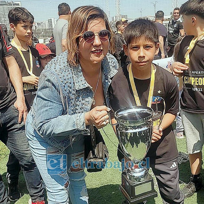 Lucas junto a su madre, Fabiola González, en el campeonato de Apertura cuando se proclamó goleador. 