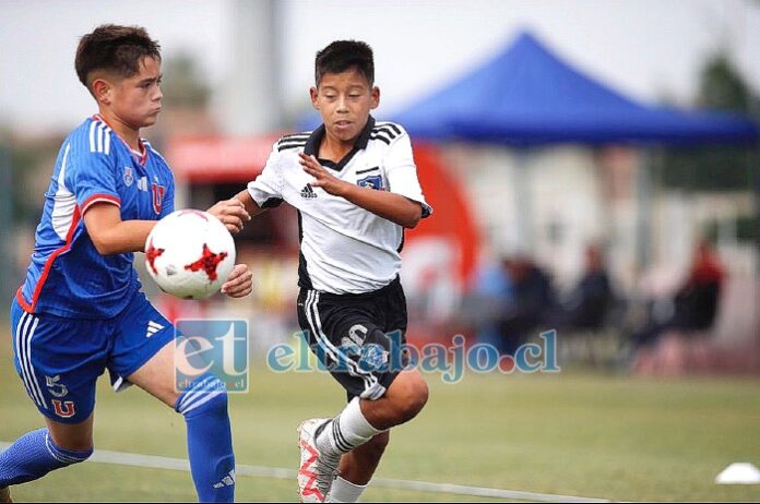 Lucas González demostrando su talento en la cancha frente a un rival de Universidad de Chile.