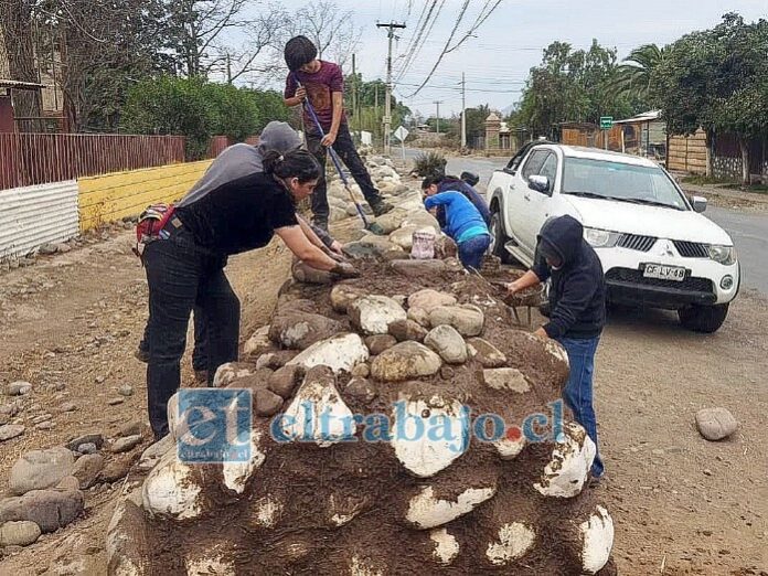 Actividad de bioconstrucción que se realizó en la escuela de Bellavista de la comuna de San Felipe.