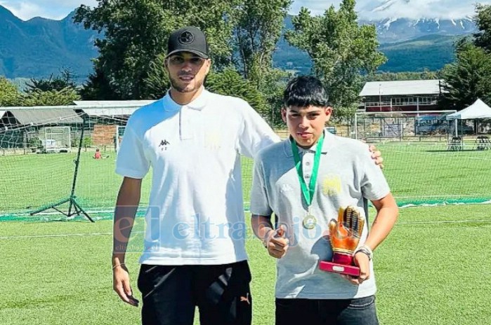 Vicente Pinto luciendo su trofeo al mejor arquero Sub 15 del torneo Pucón Cup 2024 junto con su entrenador Fabricio Pastén.