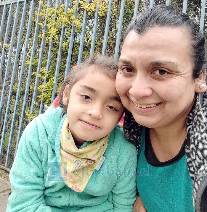 Karin junto a su hija Karla Carvallo, quien necesita con suma urgencia un carro grillo para poder caminar.