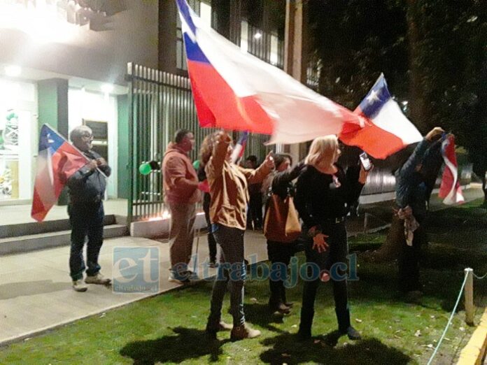 Con banderas flameando, habitantes de San Felipe muestran su cariño a Carabineros.