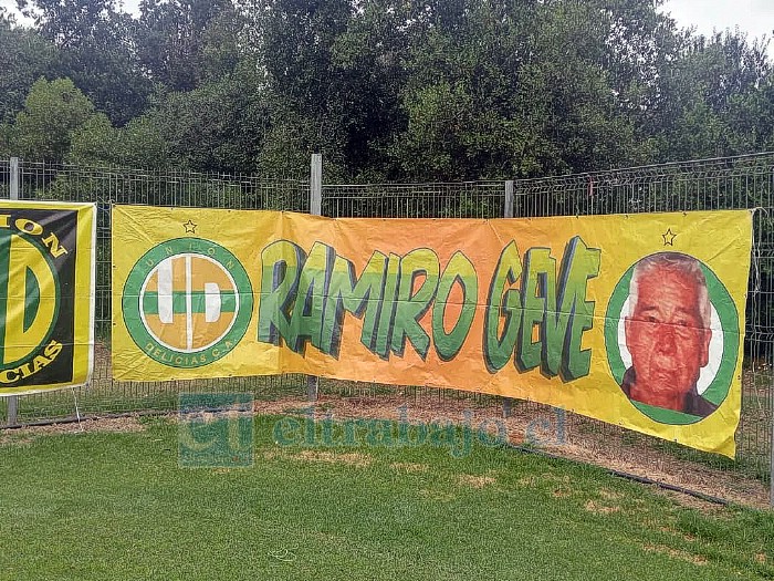 Un lienzo con la imagen del fundador del equipo, Ramiro Geve, va donde su equipo Unión Delicias, se presenta.