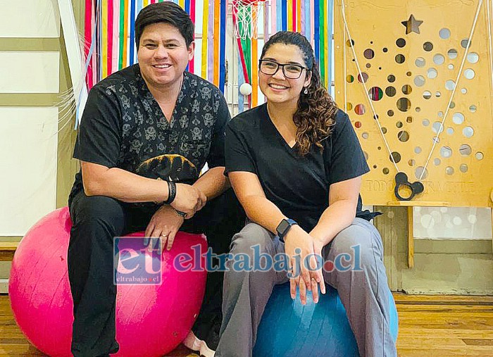 Jairo Chavarría Alvarado y Camila Galdames Cuevas, ambos terapeutas ocupacionales en el Centro de Desarrollo del Aprendizaje y Estimulación ‘Cendae’.