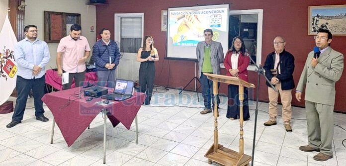 Personas presentes en le inauguración. A la derecha, micrófono en mano, el presidente y representante legal, Ronald Olivares Cruz.