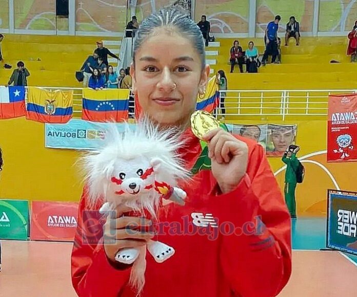 La estudiante del Colegio Vedruna luciendo su medalla de oro.