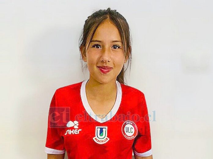 Magdalena Manzano Vera, jugadora de fútbol de 13 años de edad, que desde enero es parte de Unión La Calera.