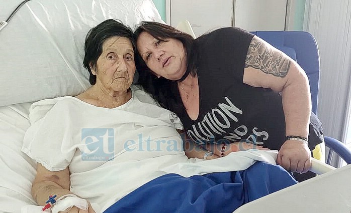 Margarita del Carmen Zamora Soza, de 82 años, en el hospital junto a su hija Paola.