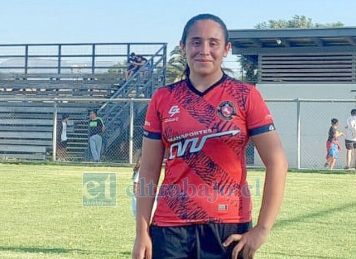 Marielly Urbina, jugadora de fútbol llayllaina de 17 años de edad, quien desde febrero es oficialmente parte del Club Deportes Limache en la categoría Sub 19.