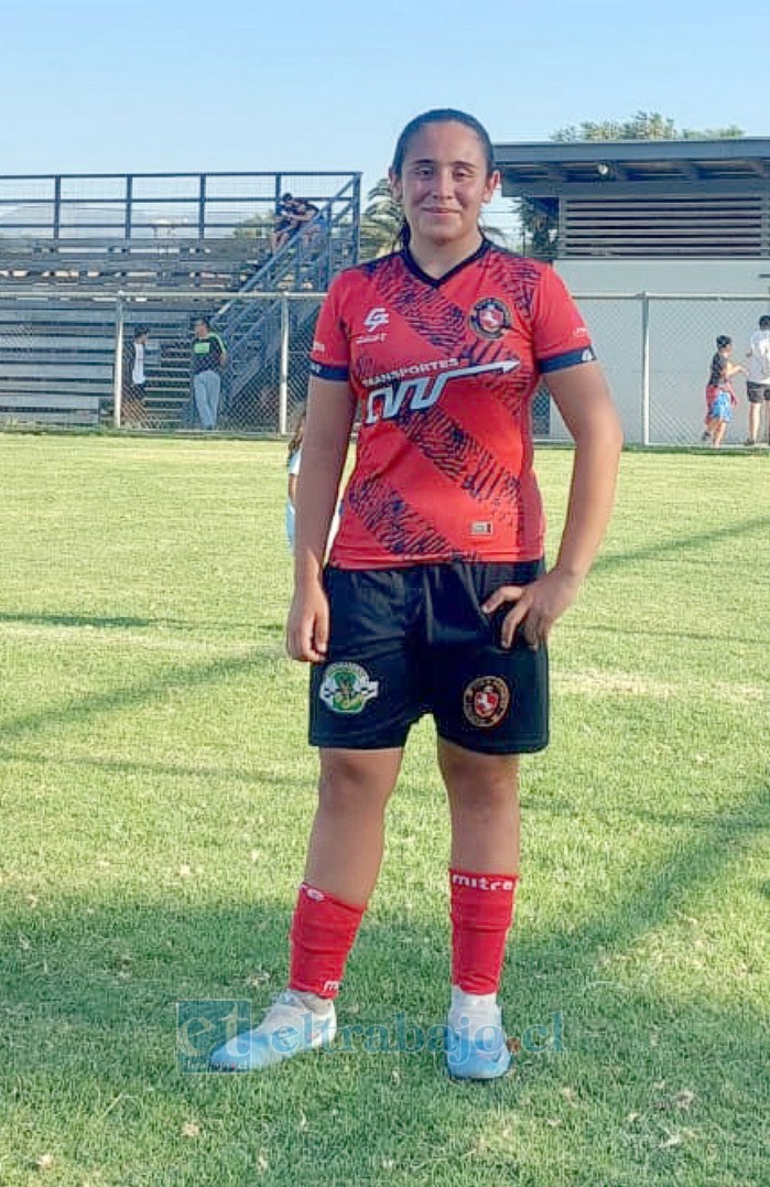 Marielly Urbina, jugadora de fútbol llayllaina de 17 años de edad, quien desde febrero es oficialmente parte del Club Deportes Limache en la categoría Sub 19.