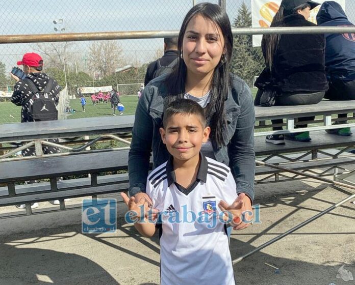 El pequeño talento junto a su madre, Pollet Carvallo.