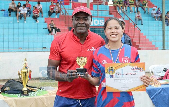 La jugadora en su viaje a Ecuador donde se proclamó mejor jugadora del campeonato.