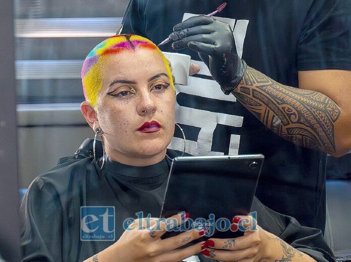 El barbero Kevin Rojas realiza uno de sus diseños más modernos y coloridos.